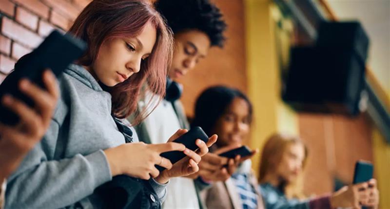 دراسة تكشف ارتباط القلق والاكتئاب بالإفراط في استخدام الهواتف الذكية بين المراهقين 
