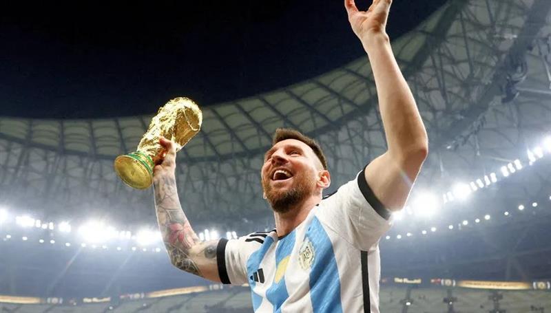 الأسطورة الأرجنتينية ليونيل ميسي يكشف موعد اعتزالة كرة القدم