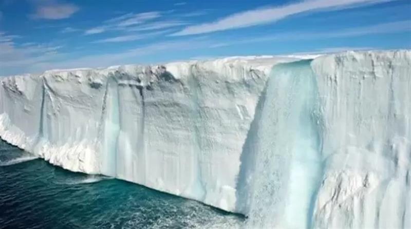 علماء يحذرون من بلوغ القطب الجنوبي نقطة تحول مناخية خطيرة
