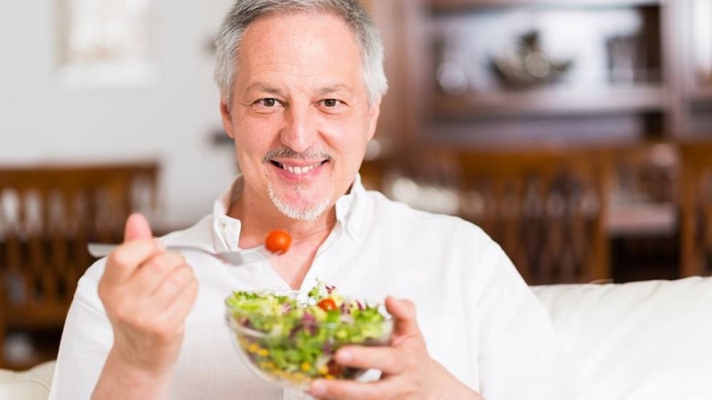 بعد سن الأربعين.. ما الأطعمة التي تحافظ على صحة الرجال؟