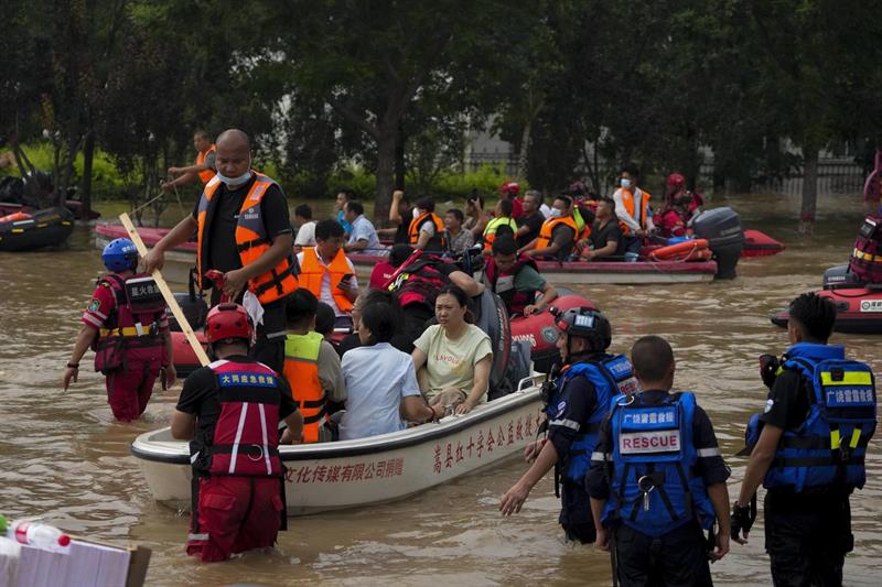 الصين تكثف عمليات الإنقاذ بعد أمطار لم تشهدها منذ 140 عاما