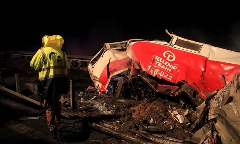 بالفيديو.. مقتل 26 واصابة 85 شخصا في حادث اصطدام وقع بين قطارين وسط اليونان 