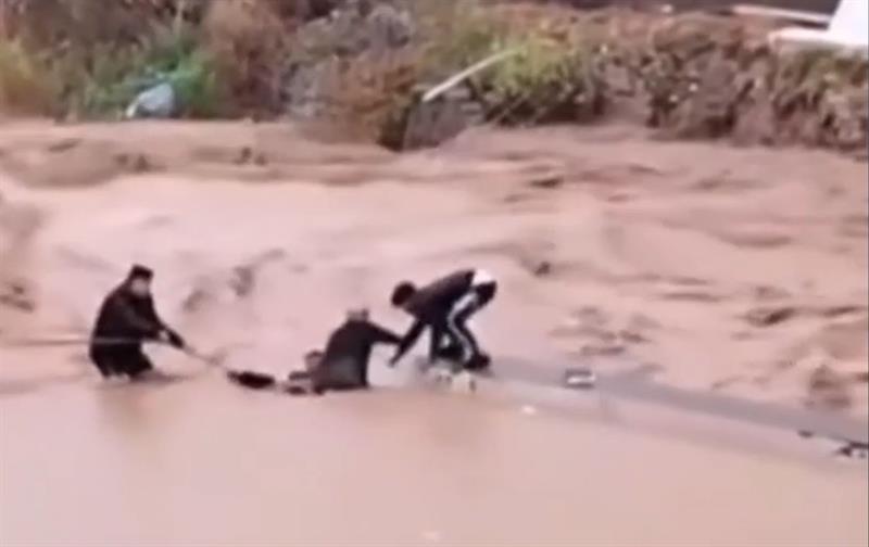 فرق الدفاع المدني تعثر على جثة أحد الغرقى في دهوك بعد الفيضان
