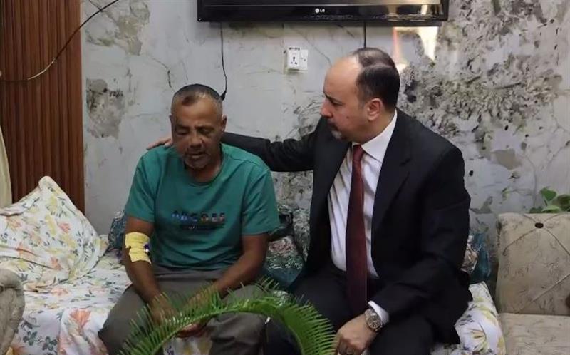 بالفيديو.. آمين بغداد يزور عامل مجاري بعد تعرضه لحادث

