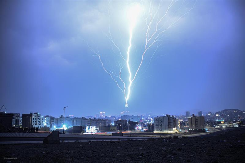 لقطة نادرة.. لحظة ضرب صاعقة برق لبرج الساعة بمكة المكرمة في السعودية