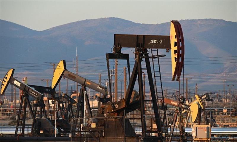 تراجع اسعار النفط مع ارتفاع الدولار عالميا