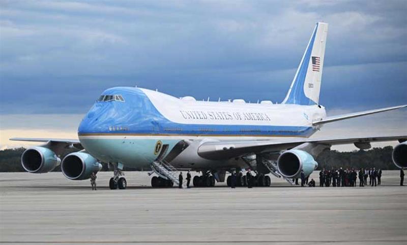 ضجة في واشنطن بسبب سرقة مقتنيات من على متن طائرة الرئيس الأمريكي
