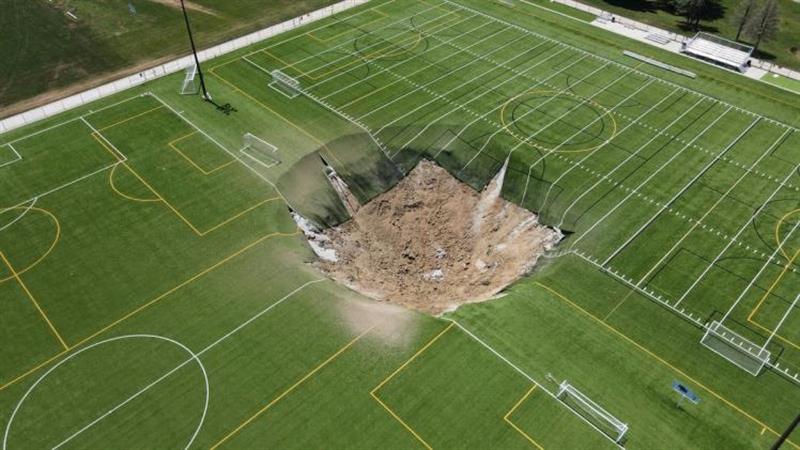 حفرة عملاقة تبتلع ملعب كرة قدم بأمريكا
