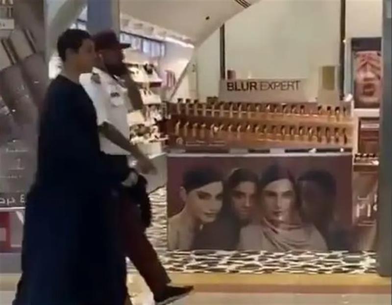 بالفيديو.. القبض على مقيم تنكر بعباءة نسائية في السعودية

