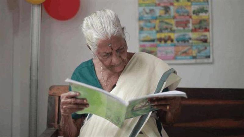 امرأة هندية بعمر الـ 92 عاما تعود إلى مقاعد الدراسة الابتدائية لإكمال تعليمها
