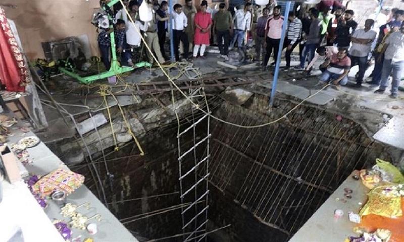 بالصور.. مقتل 35 شخصا جراء انهيار أرضية معبد في الهند