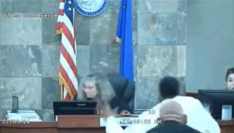 بالفيديو.. متهم يهاجم قاضية أمريكية وينقض عليها بحركة 