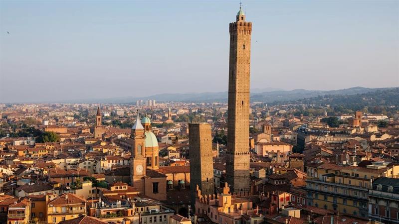 بالصور.. برج مائل آخر في إيطاليا قد يسقط بالفعل
