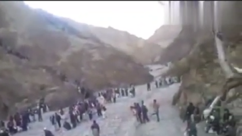 هربا من طالبان... الاف الافغان يتسلقون الجبال الشاهقة (فيديو)