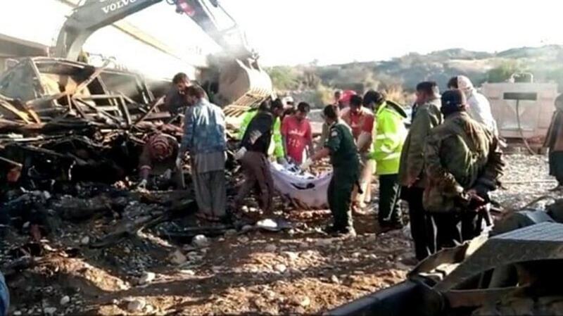 باكستان.. مقتل وإصابة عشرات في حادث مروع لسقوط حافلة 