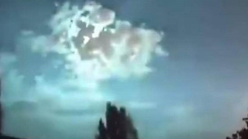 يحير رواد مواقع التواصل.. جسم غامض فوق ازمير بتركيا (فيديو)

