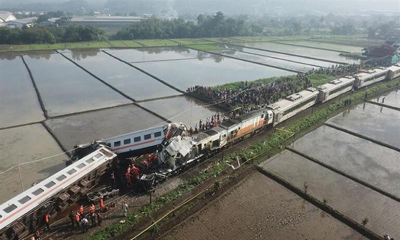تصادم بين قطارين في إندونيسيا احدهما يقل 287 راكبا في حين يقل الثاني 191 راكبا
