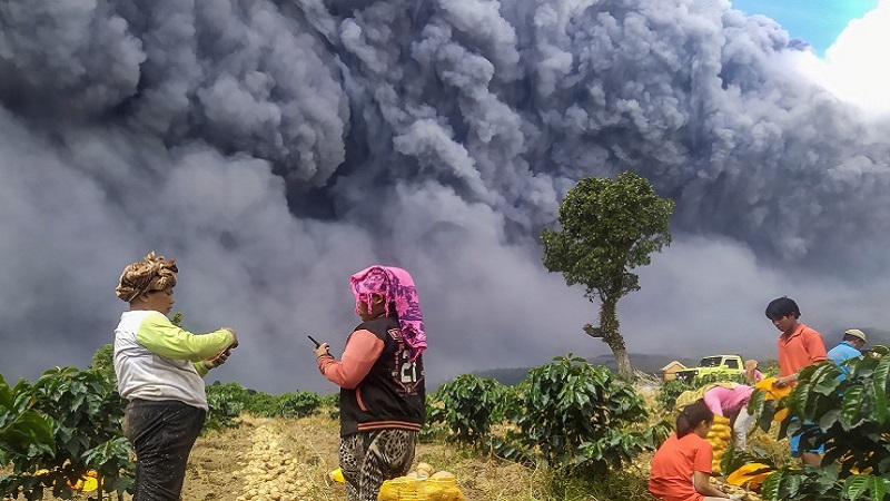 بالفيديو.. مشاهد مرعبة لثوران بركان في إندونيسيا 
