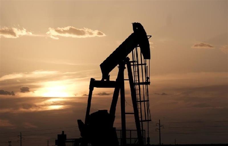أسعار النفط تستقر بعد تمديد أوبك+ لتخفيضات الإنتاج
