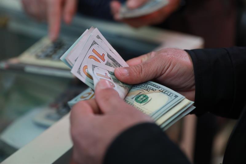 الدولار يفتتح بداية الأسبوع مرتفعا مقابل الدينار في بغداد وأربيل

