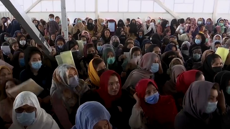 طالبان توضح بشأن حقوق النساء في العمل والدراسة والحجاب
