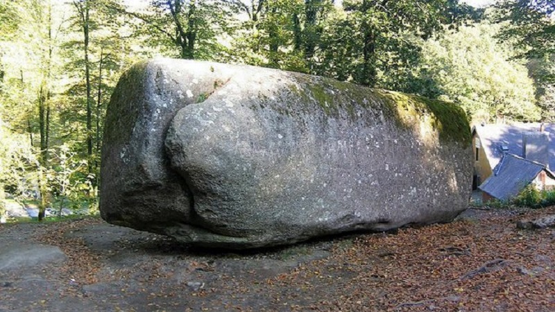 بالفيديو.. صخرة عملاقة غريبة تزن 132 طنا يستطيع الجميع تحريكها