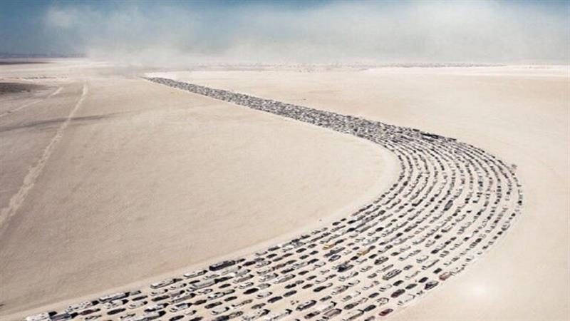 إزدحام مروري غير مسبوق في الصحراء
