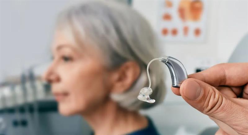 دراسة: استخدام الأجهزة المساعدة على السمع يمكن أن يقلل من خطر الإصابة بالخرف
