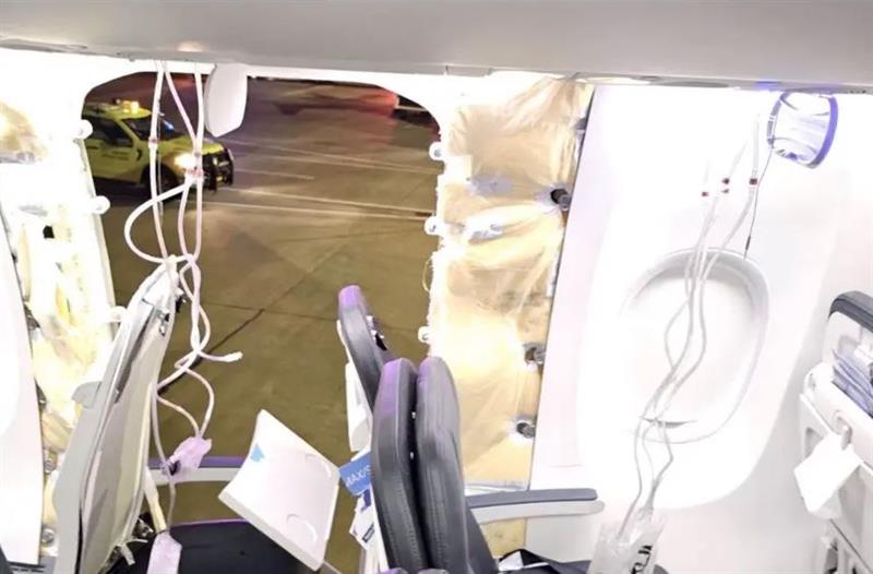 (بالفيديو)بعد نصف ساعة من الإقلاع.. تحطم نافذة طائرة ركاب في الولايات المتحدة