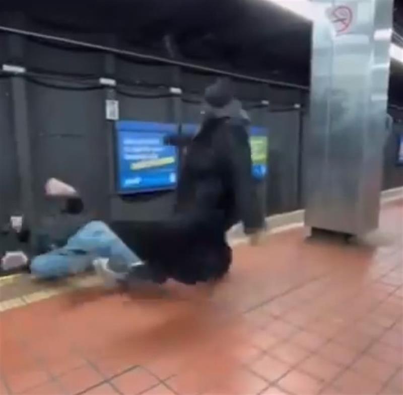 بالصور.. أمريكي يتشاجر مع شخص آخر وعند أقتراب القطار دفعه أسفل العجلات