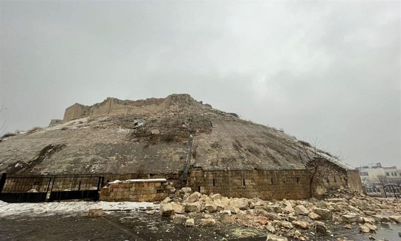 بالفيديو.. انهيار اجزاء من قلعة 'غازي عنتاب' التاريخية جراء زلزال تركيا