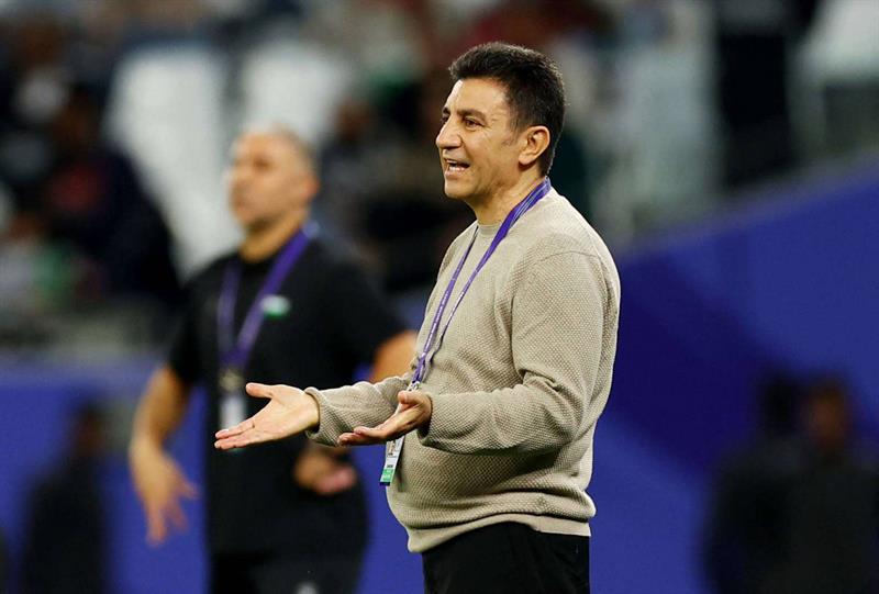 مدرب المنتخب الإيراني يشكك في اختيار حكم عربي كويتي لمباراة قطر في كأس آسيا
