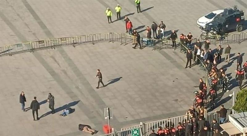 بالفيديو.. هجوم مسلح يؤدي إلى مقتل شخصين وإصابة ثلاثة آخرين في إسطنبول
