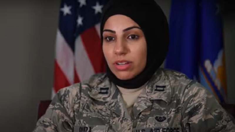 أول محجبة تشارك في تغيير سياسات الجيش الأميركي (فيديو)
