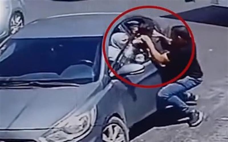 بالفيديو.. شاب ينقذ طفلا من موت محقق
