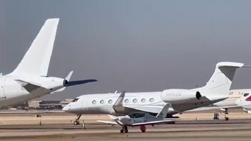 أصغر قائدة طائرة تصل إلى مطار الرياض (فيديو)
