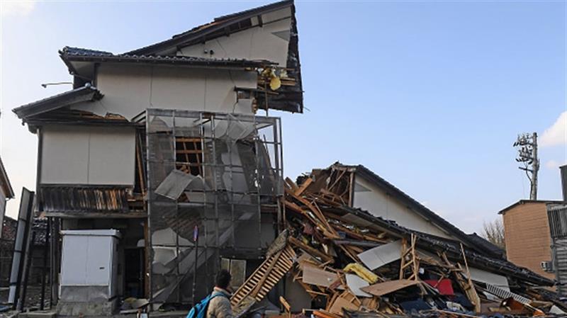 إنقاذ امرأة تسعينية من تحت الأنقاض بعد 124 ساعة من زلزال اليابان
