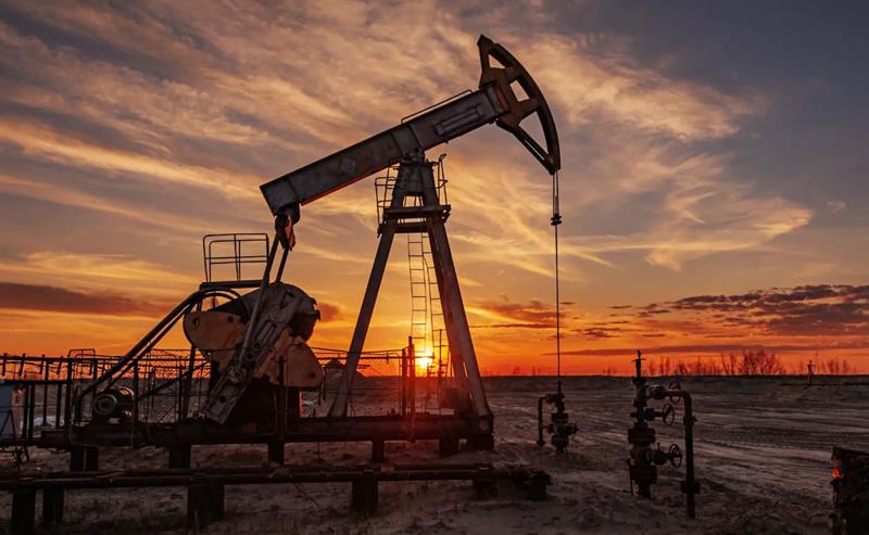 تراجع أسعار النفط بنسبة 1% مع تخفيف التوتر في الشرق الأوسط
