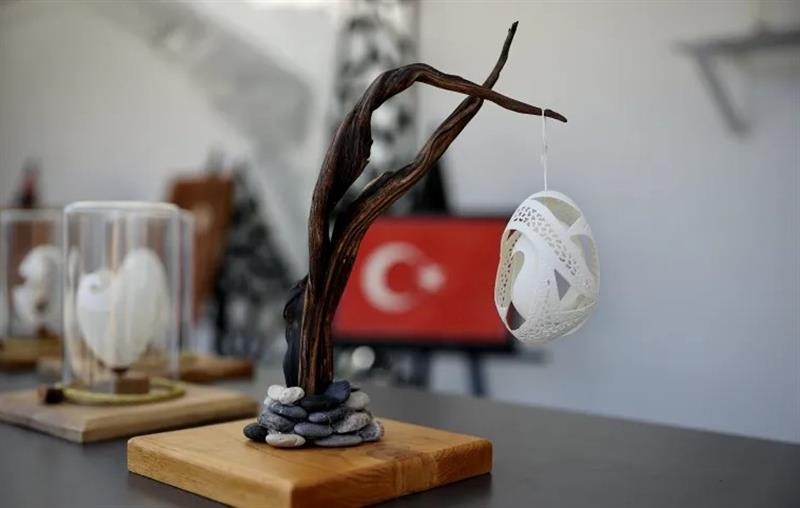 بصبر وإتقان.. فنان تركي يحول قشور البيض إلى تحف فنية
