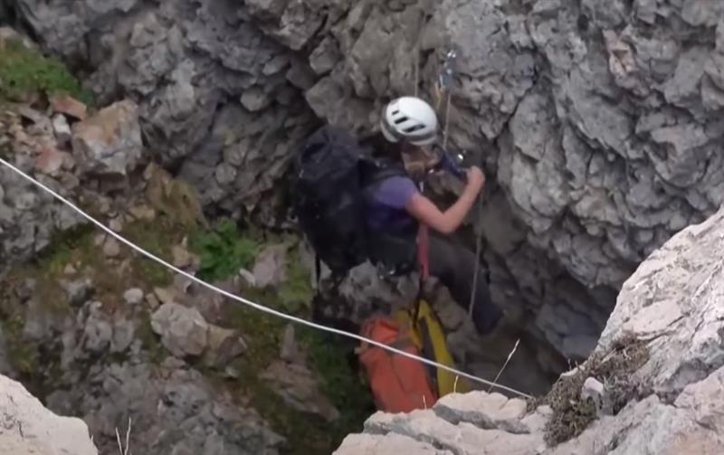 رجال إنقاذ في تركيا يحاولون إخراج مستكشف أميركي علق داخل كهف عمقه ألف متر
