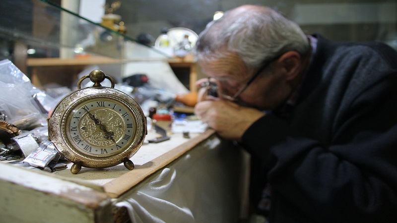 منذ نصف قرن.. التركي قالايجي يضبط عقارب الساعة (صور)
