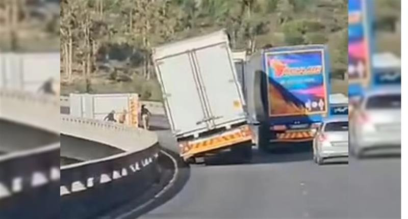 بالفيديو.. لقطات مرعبة تظهر لحظة سقوط شاحنة عن جسر في جنوب إفريقيا