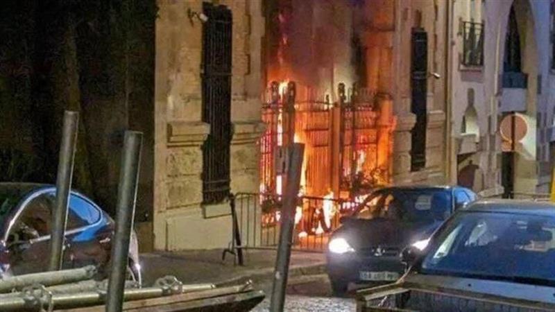هجوم على سفارة إيران في باريس وإحراقها من قبل معارضين إيرانيين
