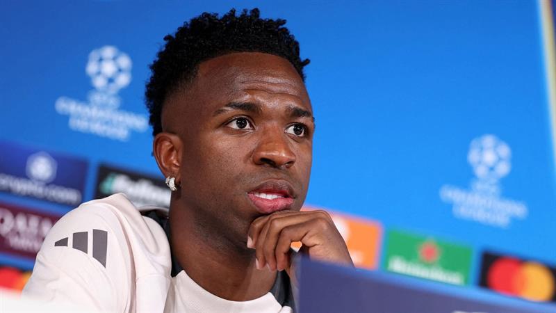 ڤینیسیۆس باسی نێوانی خۆی و مباپێ دەکات