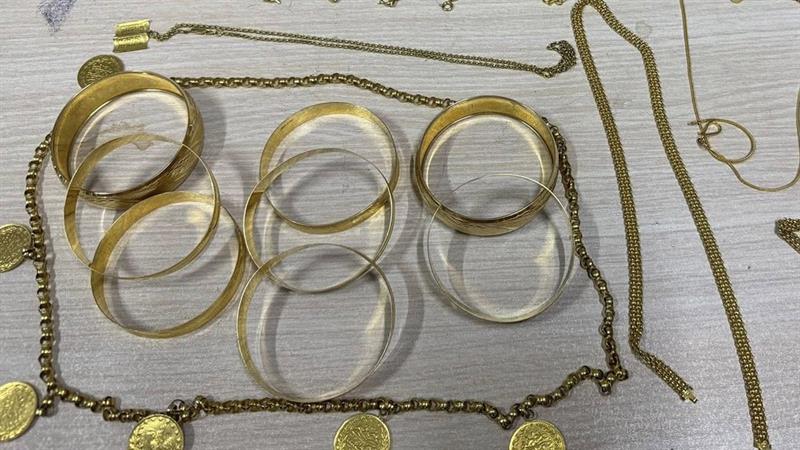 بە تۆمەتی دزینی ٤٥ مسقاڵ ئاڵتوون؛ دوو کەس دەستگیرکران

