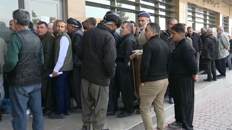 دابەشکردنی مووچەی مانگی نۆ بەردەوامە و لە بەردەم بانکەکاندا قەرەباڵغی دروستبووە