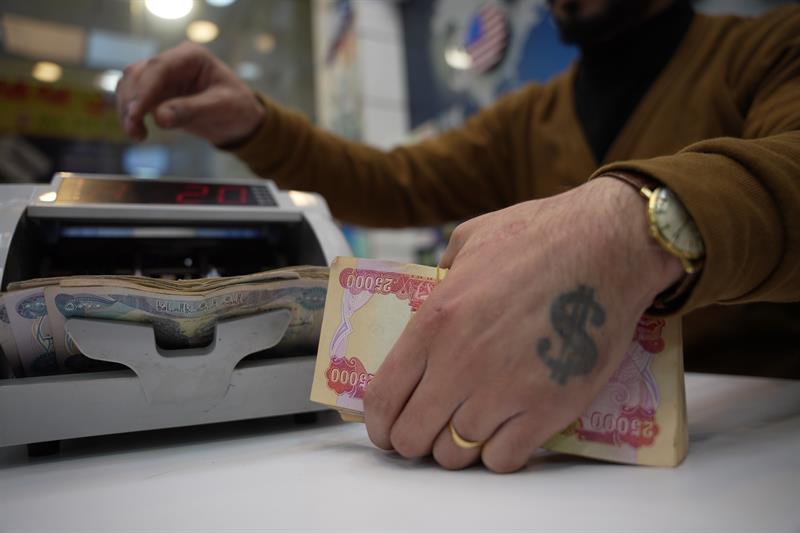 لە کاتی کردنەوەی بازاڕی دراوەکاندا؛ دۆلار بە چەند مامەڵەی پێوەدەکرێت؟

