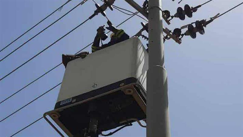 لە کاتی چاککردنەوەی کارەبا؛ کارمەندێک بە سەختی برینداربوو

