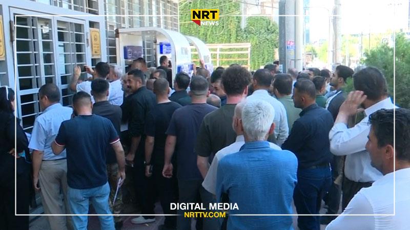 خانەنشینان سێ ڕۆژە دەچنە بەردەم بانکەکان و نەیانتوانیوە مووچەکانیان وەربگرن

