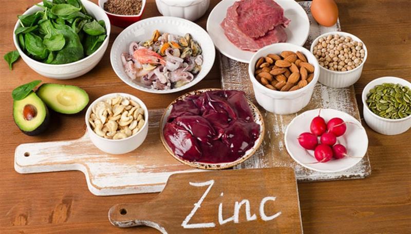 نیشانەکانی کەمبوونەوەی زینک لە جەستەدا
